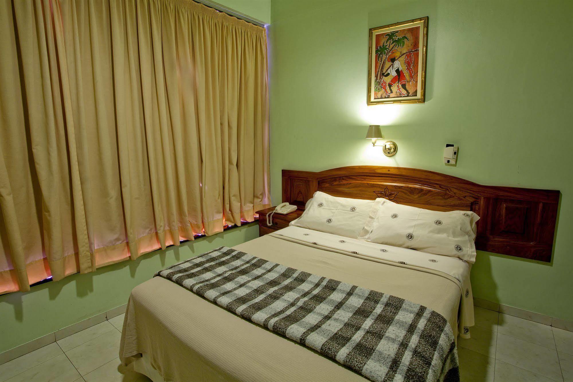 מנאוס Krystal Hotel מראה חיצוני תמונה